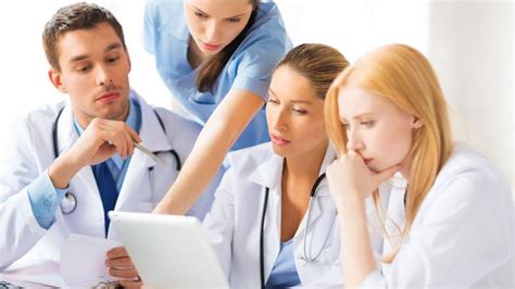 Étudiant en médecine souriant regardant caméra sur la rue près de l'université de médecine. 8450 étudiants en médecine doivent repasser une épreuve d ...