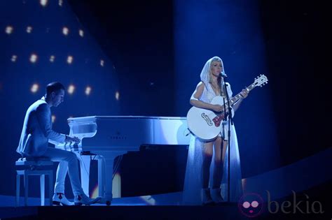 Ellie Goulding Durante Su Actuación En Los Brit Awards 2014 Gala De