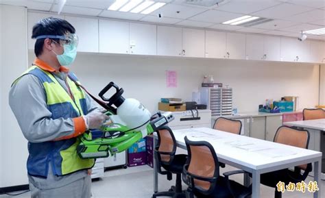 H7n9（英語：influenza a virus subtype h7n9，記作a（h7n9）或h7n9）是一種甲型流感病毒，是禽流感病毒或禽流感病毒的一個亞型，因病毒在禽鳥類的死亡率低，經基因交換後轉移到人類上感染後成為病發期短、重症率與死亡率均相對於. 控管麻疹疫情 桃機風險區域每日消毒 - 影音精選 - 自由影音 - 自由電子報