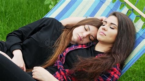 Deux Belles Femmes Lesbiennes Se Sentent Timides Se Reposant Sur Un