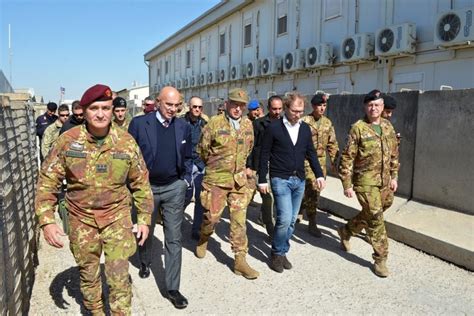 Il Generale Graziano In Afganistan Con Lonorevole Lotti Li Accoglie