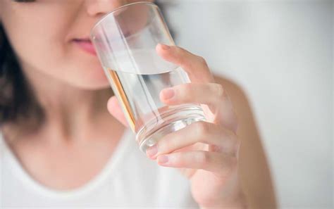 living healthy 8 reasons to drink 8 glasses of water a day every day