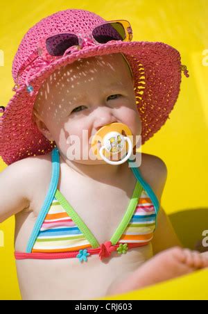 Mädchen zum Sonnenbaden nackt mit Hut Stockfoto Bild 259820 Alamy