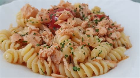 Asciugate il salmone e conditelo con pepe e. Ricetta Pasta al Salmone Fresco | cucinare.it