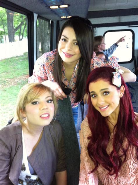 Ariana With Friends Ariana Grande And Elizabeth Gillies Photo 22966244