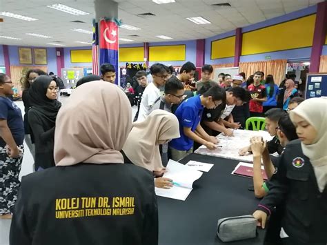 Kepada mahasiswa/i baru utm yang akan menetap di kolej tun dr ismail, sekalung tahniah kami ucapkan kerana terpilih untuk menyambung pelajaran di utm dan terpilih untuk menetap di ktdi. Introducing KTDI (Mapek'19) Club to new students | UTM NewsHub