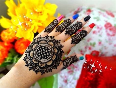 The most prevalent designs are known as floral, paisley, detailed elephant motifs and swirls & swirls. 20 Latest Easy Gol Tikka Mehndi Designs 2019 - SheIdeas