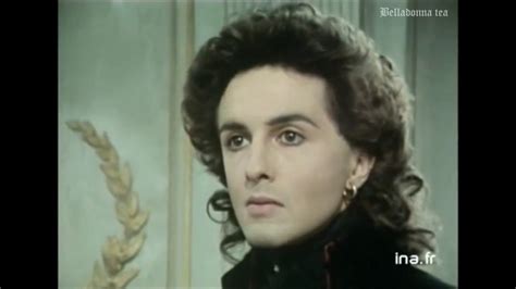 Homme d'un physique chétif, avec un teint blême, la figure allongée, la physionomie tenant du tigre et du renard, une voix sourde. Robespierre Film Complet