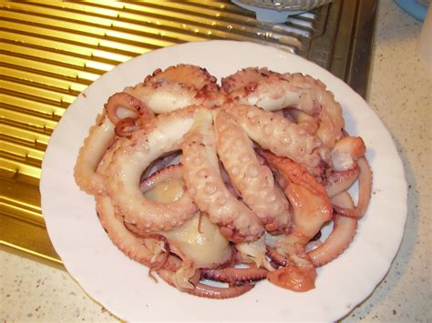 Tagliate grossolanamente gli ortaggi, il peperoncino e il prezzemolo e disponeteli in una. Polpo bollito, uno degli ingredienti dell'insalata di mare ...