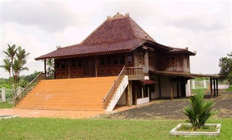 Selain kayu, material lainnya yang dibutuhkan yakni rotan dan jerami atau ilalang. Rumah Adat Sumatera Selatan | Nama, Jenis & Gambar