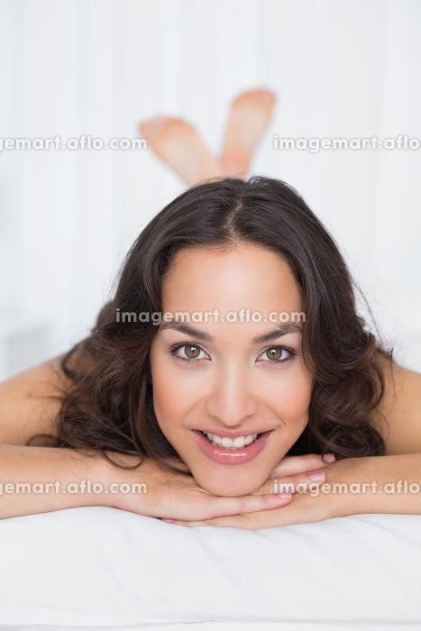 Closeup Portrait Of A Smiling Pretty Brunette Lying In Bedの写真素材 31764266 イメージマート