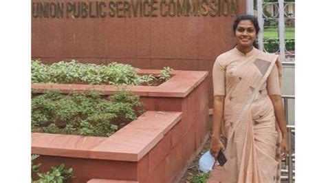 Meet S Awasthy Daughter Of A Construction Labourer Who Cleared Upsc In Her Th Attempt