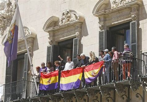 Los Ayuntamientos Españoles Que Han Sacado La Tricolor