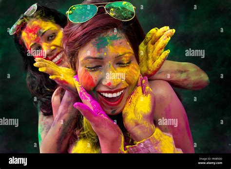 Indian Girls Playing Holi Hi Res Stock Photography And Images Alamy