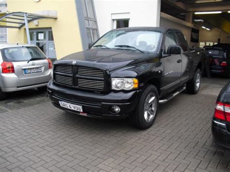 Laden darf man 2000 kg, ziehen 3500 kg.in verbindung mit der kabine darf man 100 kmh fahren, da wohnmobil.der wagen fährt sich wie ein. Dodge Ram 1500 | gas4you