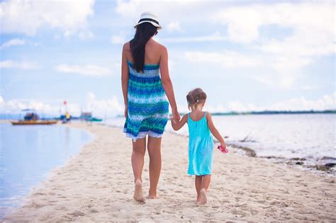 Vista Posterior De La Joven Madre Y Su Pequeña Hija Caminando Junto Al