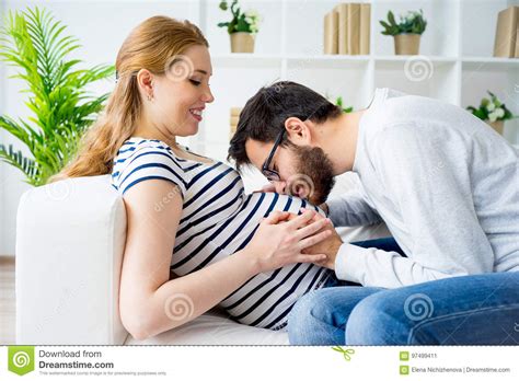 Vientre Embarazado Que Se Besa Del Padre Imagen De Archivo Imagen De