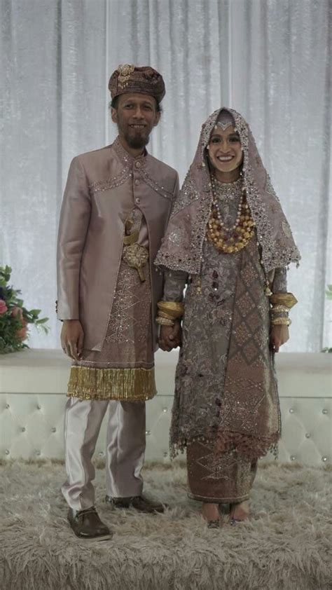 A Stunning Koto Gadang Of Minang Traditional Bridal Outfit In Rose Gold