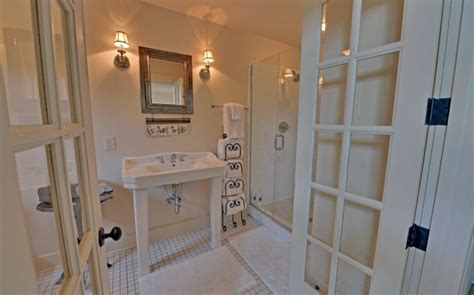Introduce extra storage space for your towels in style by leaning a wooden ladder against the wall. 20+ Creative Bathroom Towel Storage Ideas