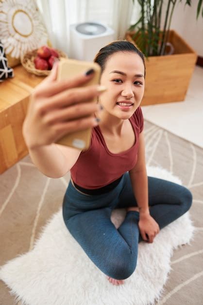 Mujer Asiática Joven Tomando Selfie Foto Premium