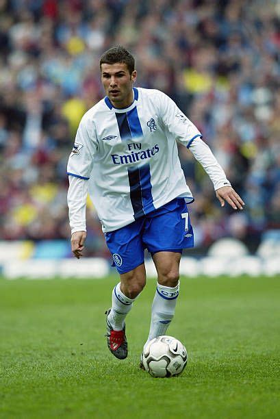 Dia pernah membela klub seperti fc argeş piteşti, dinamo bucureşti, internazionale. Adrian Mutu of Chelsea in 2004. | Sobre futebol, Futebol