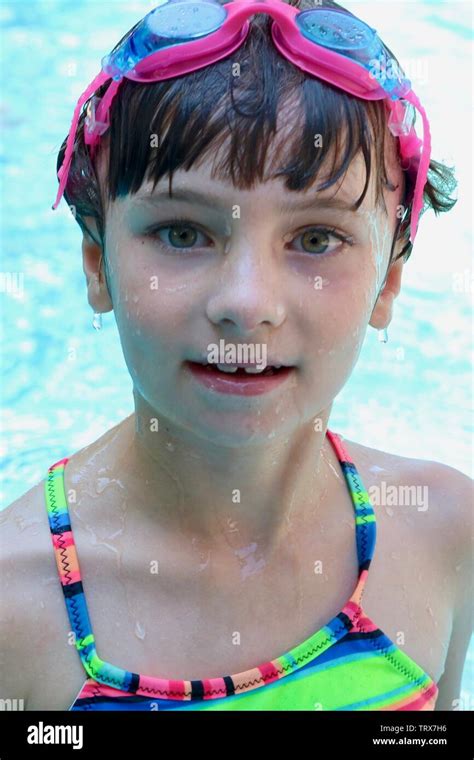 Porträt eines nassen Mädchen in einem Pool mit Brille auf ...