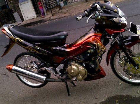 Penyematan pelek baru 12 inch dengan ban tubeless baru yang lebih lebar menghasilkan jarak harga honda scoopy terbaru ini dipasarkan dengan harga rp 17.800.000 untuk on the road. SCUT "Standard Customs": Satrianya Indonesia Banget