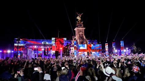 Platinum Jubilee Millions Watch Party At The Palace Concert Bbc News