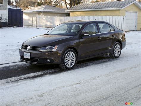 The 2012 vw jetta comes standard with traction and stability control, front side airbags, side curtain airbags and active front head restraints. 2012 Volkswagen Jetta TDI 2.0L Highline | Car News | Auto123