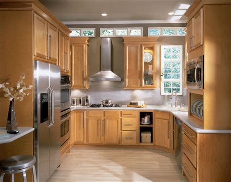 Birch kitchen cabinets with transitional styling paired with a saddle finish give this kitchen a casual, approachable feel. Sinclair Birch cabinet doors feature a narrow rail, flat ...