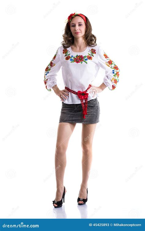 menina na roupa nacional ucraniana isolada no branco imagem de stock imagem de bordado fundo