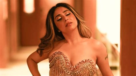 Neha Bhasin Makes Heads Turn In Golden Dress Made Of Chains Netizen Calls Her ‘uorfi Javed Pro