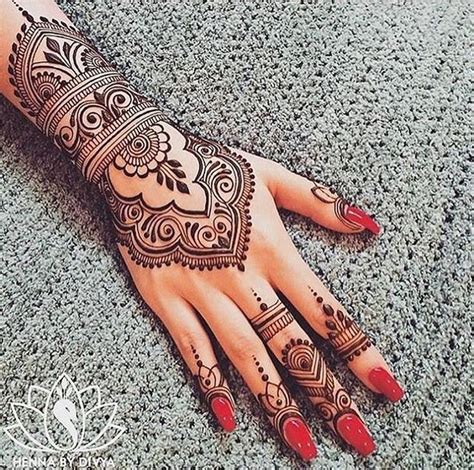Erhöhen Sie Ihre Haut Mit Einem Henna Tattoo Symbol Für Weiblichkeit