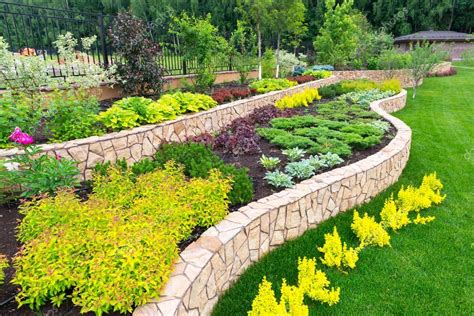 Natural Landscaping In Home Garden — Stock Photo © Scaliger 49054485