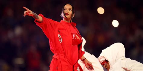 Rihanna Ist Schwanger Mit Baby Nr Und Zeigt Ihren Babybauch W Hrend