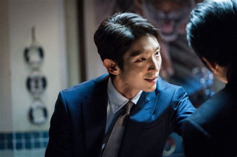Lee Joon Gi Shows He S A Force To Be Reckoned With In Tense Lawless Lawyer Standoff Soompi