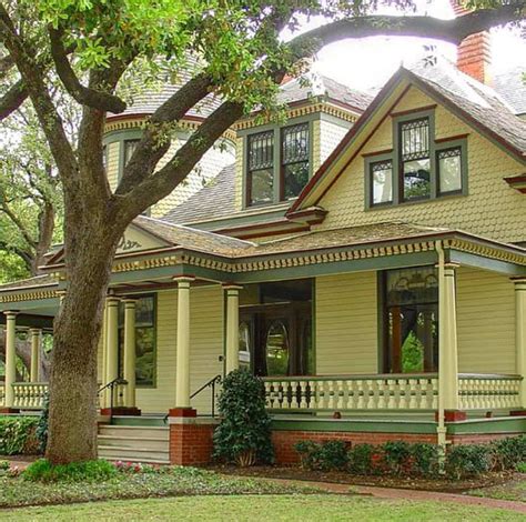 Pin By Oberlander On Things I Like Green House Paint House Exterior
