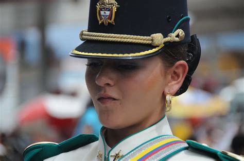 Mujer Oficial De La Caballería De La Policía Nacional De Colombia A