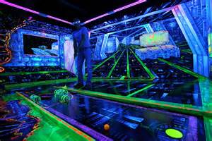 Und es ist wirklich gut. Schwarzlicht-Mini-Golf in Ehrenfeld | Kölner Stadt-Anzeiger