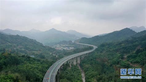 45.068 china autobahn bilder und fotos. Am Hang des Xiaoliang-Gebirges wurde die erste Autobahn ...