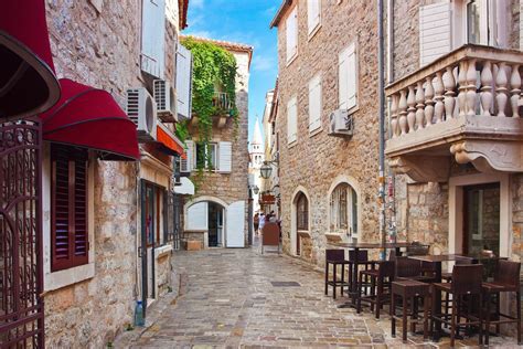 Budva is a montenegrin town on the adriatic sea. Altstadt von Budva, Montenegro | Franks Travelbox