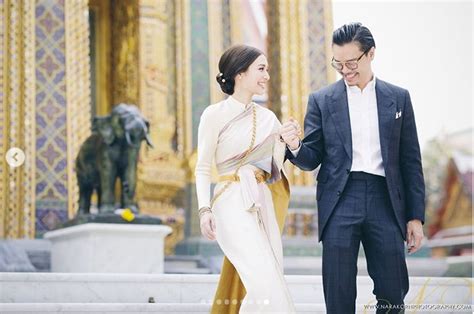 ล่าสุด มิว นิษฐา ได้ปล่อยภาพพรีเวดดิ้งออกมาอีกครั้ง เป็นภาพความทรงจำจากกล้องฟิลม์ ภาพที่ออกมาดูแล้วอาร์ตๆ สวยงาม สวยไป. สวยหวานแบบไทย มิว นิษฐา สวมชุดไทยศิวาลัย ราคาหลักล้าน ขอ ...