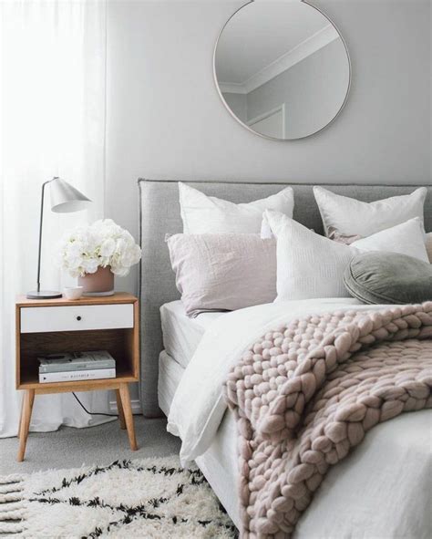 Cette photo montre une chambre avec moquette grise et blanche tendance avec un mur gris. 1001 + versions stylées de chambre blanche et grise ...