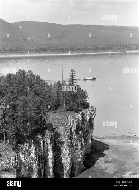 Steep Rocks Cheeks On The Bank Of The Lena River Stock Photo Alamy