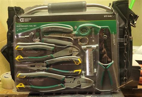Brand New Commercial Electric 973646 22 Piece Electricians Tool Set