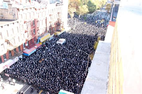 Massive Crowd Gathers On Les To Mourn Passing Of Influential Rabbi