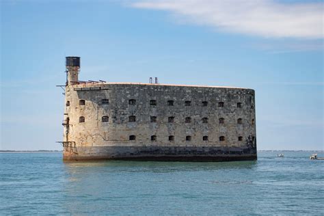 Fort boyard is a summer game show, originating in france in 1990 and, so far, running for over 30 seasons there. Partir à la découverte du fort Boyard : suivez le guide