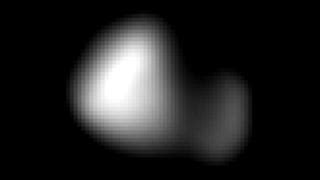 Kerberos are o formă dublată și are aproximativ 19 km (12 mi) pe cea mai lungă dimensiune și 9 km. Pluto's moon Kerberos finally shows itself - BBC News