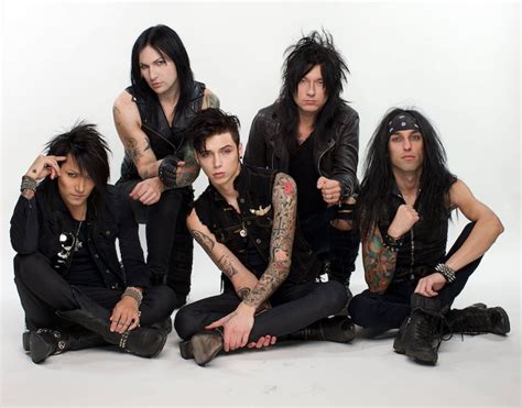 Black Veil Brides представиха видеото Fields Of Bone нов албум