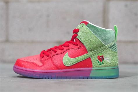 1 882 просмотра • 17 мая 2020 г. Nike SB Dunk High "Strawberry Cough" Release Date | Nice Kicks